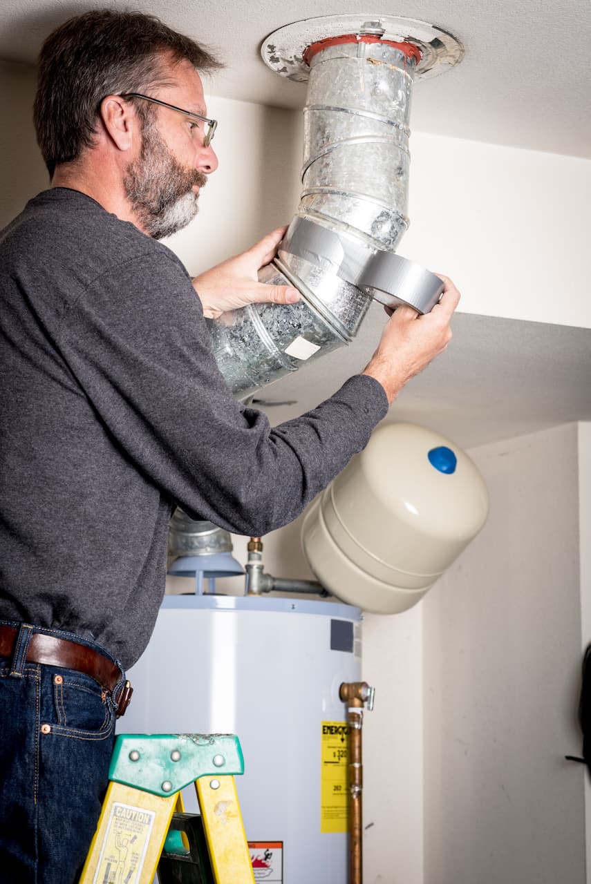 Tecnico utilizando cintas grises en tuberías de Monterrey