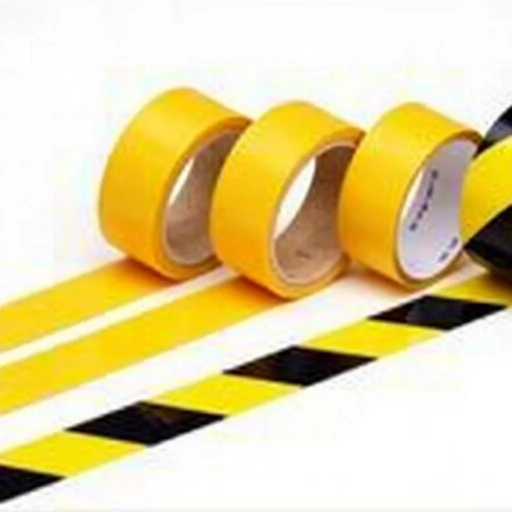 Equipo PREMCO preparando Cintas Adhesivas especializadas en almacén