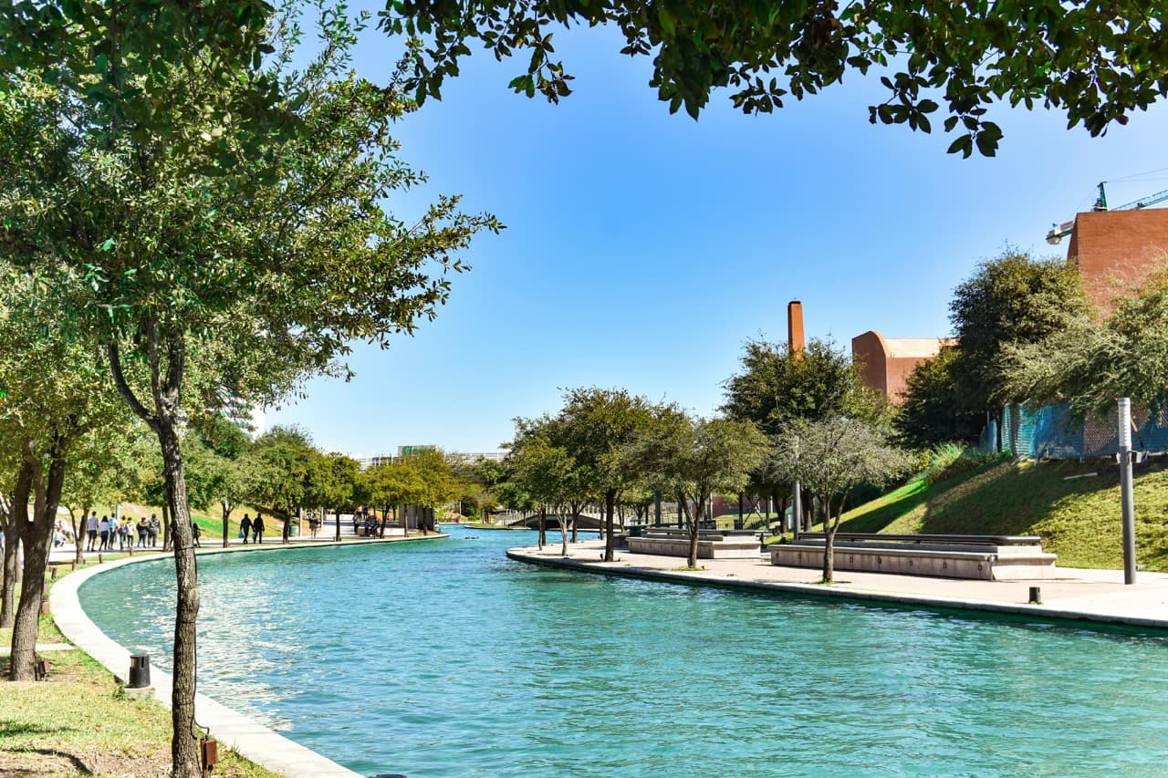 Tecnico utilizando cintas grises en tuberías de Monterrey