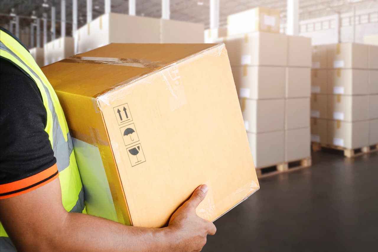 Caja de cartón sellada con cintas acrilicas