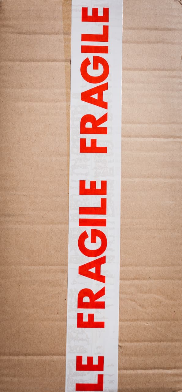 Embalaje de productos con cinta con mensaje personalizado